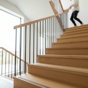 Åtgärda hal trappa inomhus: Guide till en säkrare och snyggare trappa 2026