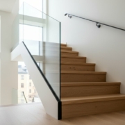 Ek trappsteg: En komplett guide för trapprenovering 2026