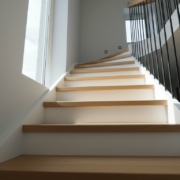 Sättsteg trappa: Guide för materialval och trapprenovering 2026