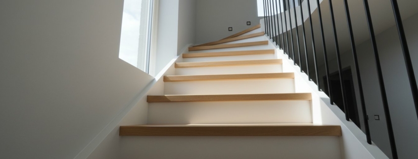 Sättsteg trappa: Guide för materialval och trapprenovering 2026